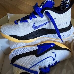 Nike Air Zoom basketball sneaker white and blue color Boys youth size 4